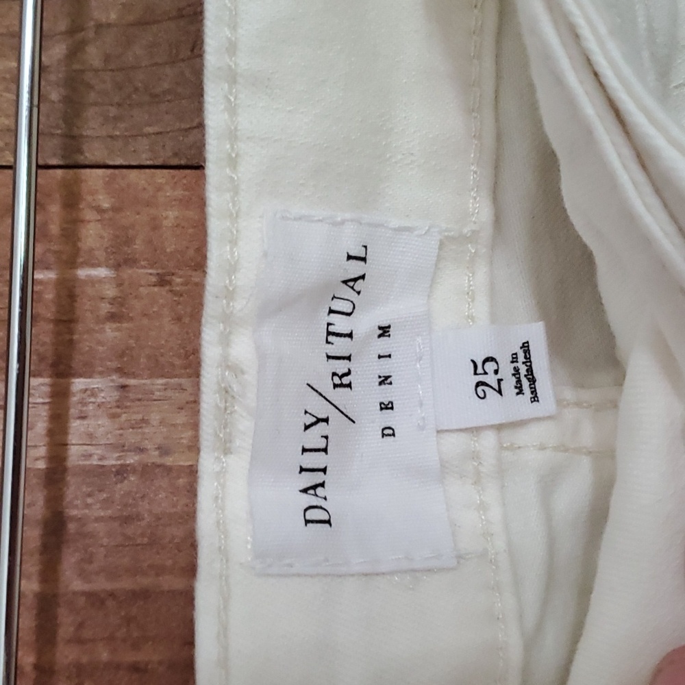 New Daily Ritual Shorts - Picture 6 of 6